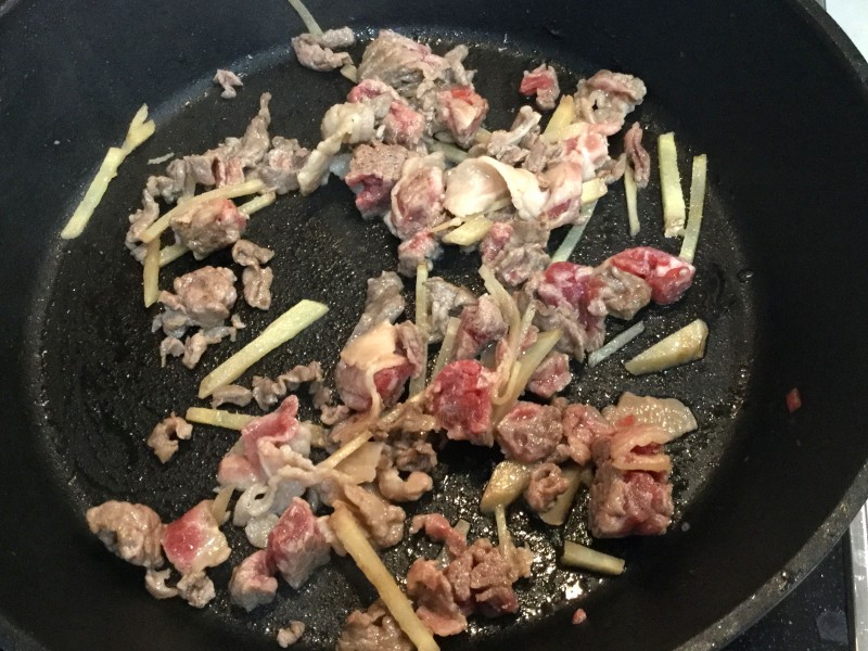 生姜タップリ！牛肉とゴボウの炒め物手順1